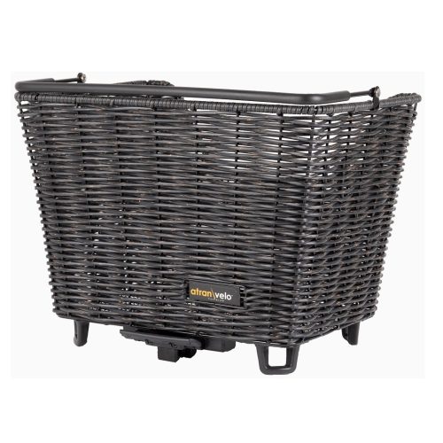 Cykelkorg Atran Velo Picnic 24 L, AVS är en rektangulär mörkgrå cykelkorg med vävd design, en robust ram, fästanordningar i botten och en liten logoetikett på framsidan.