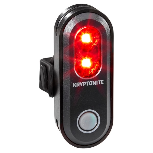 Avenue-R45.jpg En Kryptonite Avenue R-45 laddbar svart baklykta för cykel med två lysande röda LED-lampor och en vit strömbrytare längst ner, monterad på en svart gummirem.