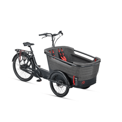 En svart lastcykel med tre hjul, ett stort främre fack med säkerhetsbälten för passagerare eller last, samt styre och sits baktill för föraren.