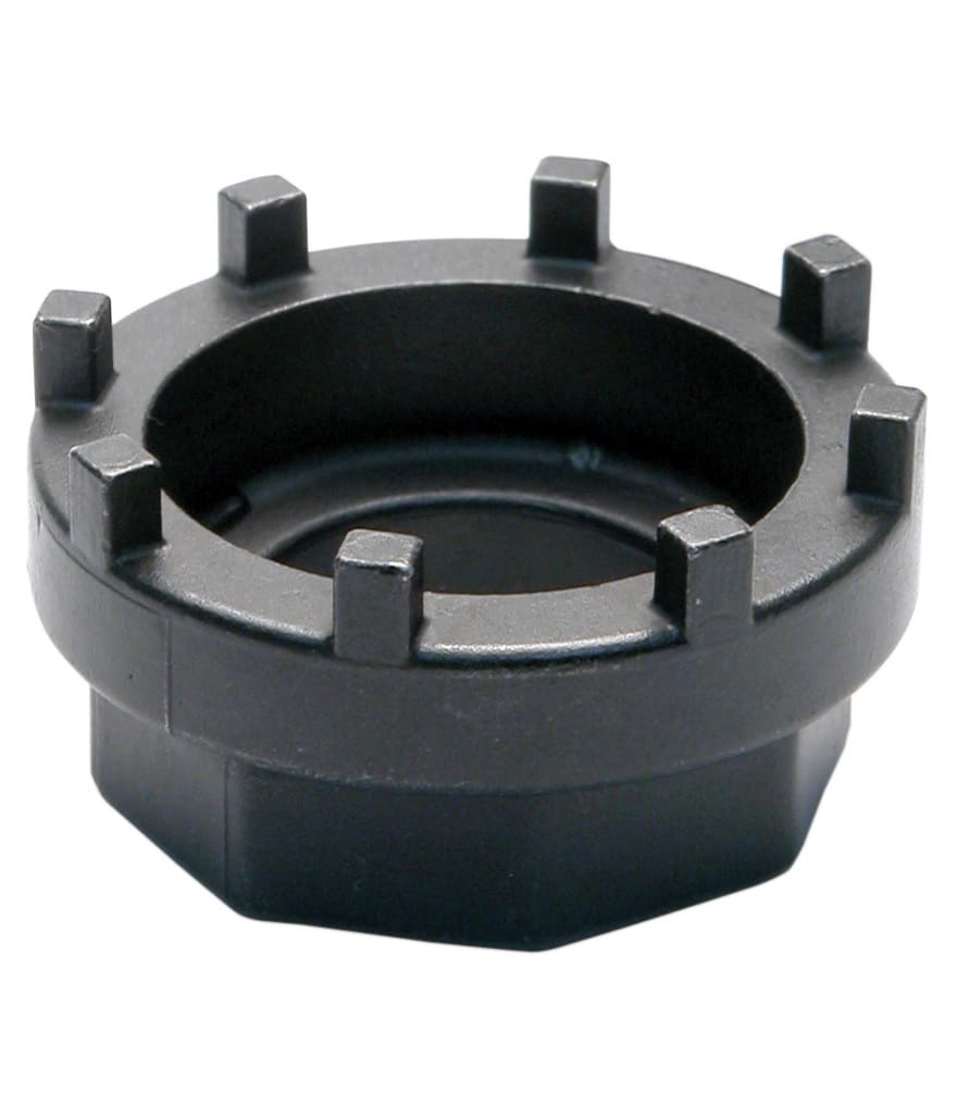 BBT-18-park-tool.jpg Ett Park Tool BBT-18 vevlagerverktyg av svart metall med åtta tappar runt öppningen. Verktyget står på en vit bakgrund med jämn belysning, vilket framhäver dess hexagonformade bas.
