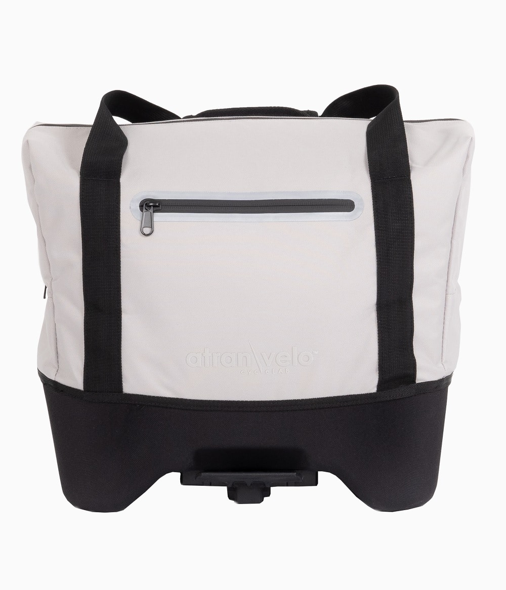 BEAT-Grey-w.jpg Vit och svart cykelväska Atran Velo Beat på 27 liter med AVS-system. Väskan har ett stilrent utseende med svarta handtag och en liten ficka framtill. Ljust och neutralt ljus.