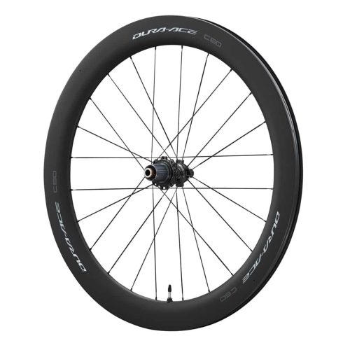 Ett Shimano Dura Ace WH-R9270-C60 kolfiberhjul för skivbromsar visas i en studiofotografering med jämn belysning. Fokus ligger på detaljerna i hjulkonstruktionen och Dura-Ace märkningen.
