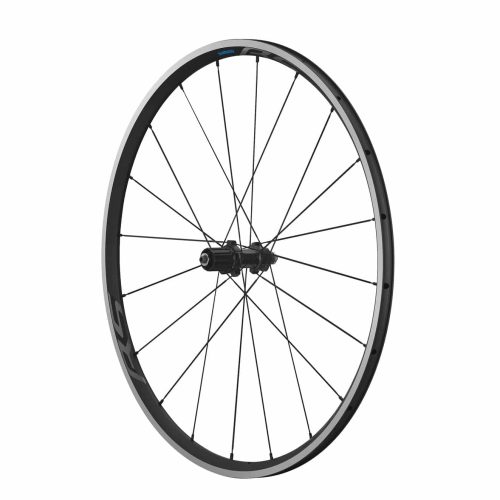 Ett cykelhjul Shimano WH-RS300 105 CL med fälgbroms, avbildat i en studio med jämn belysning som framhäver detaljerna i navet och fälgen. Hjulet är centrerat och skärpt.