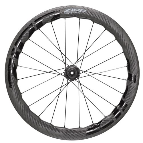Ett Zipp 454 NSW Disc TL Clincher bakhjul visas i detalj. Hjulet har kolfiberfälgar och aerodynamiska egenskaper med skuggor som framhäver strukturen. Studioljus förstärker hjulets högkvalitativa design.