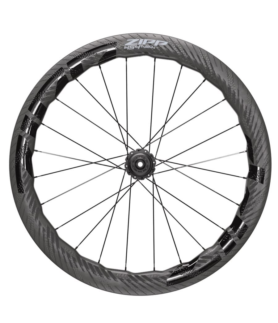 Bakhjul-Zipp-454-NSW.jpg Ett Zipp 454 NSW Disc TL Clincher bakhjul visas i detalj. Hjulet har kolfiberfälgar och aerodynamiska egenskaper med skuggor som framhäver strukturen. Studioljus förstärker hjulets högkvalitativa design.