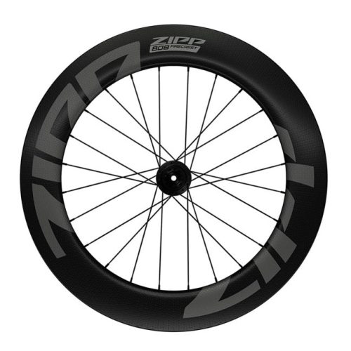 Ett Zipp 808 Firecrest Disc bakhjul visas i studioljus, med fokus på den mörka kolfiberstrukturen och den distinkta "ZIPP" logotypen i grå toner.