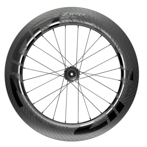 Ett kolfiberbakhjul av märket Zipp 808 NSW Disc Tubeless, mot en vit bakgrund. Hjulet är väl belyst, vilket framhäver detaljerna i kolfiberväven och den aerodynamiska profilen.