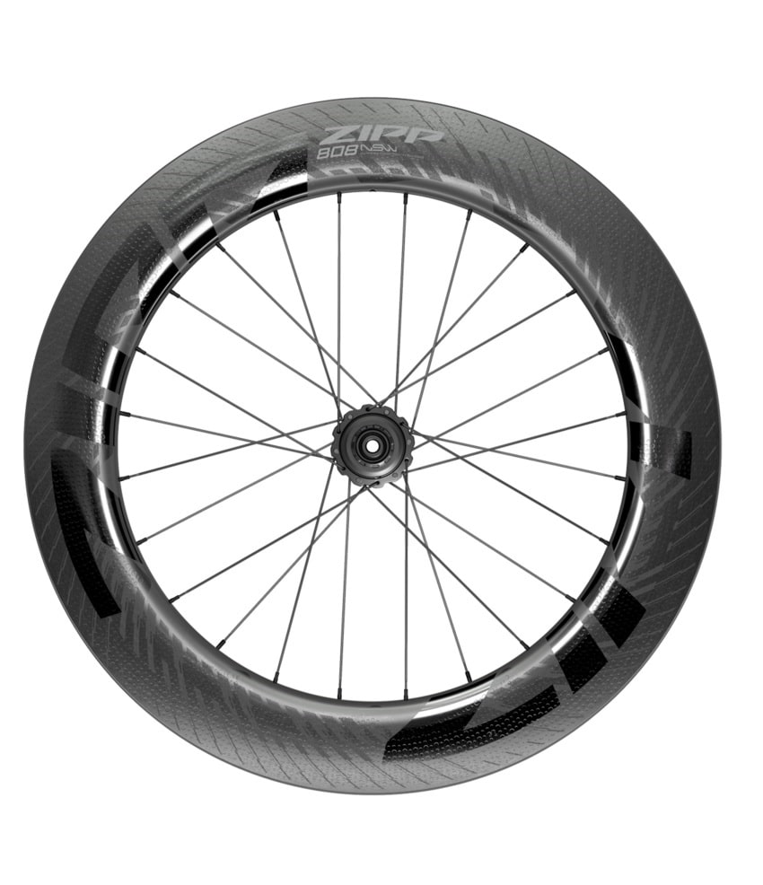 Bakhjul-Zipp-808-NSW.jpg Ett kolfiberbakhjul av märket Zipp 808 NSW Disc Tubeless, mot en vit bakgrund. Hjulet är väl belyst, vilket framhäver detaljerna i kolfiberväven och den aerodynamiska profilen.