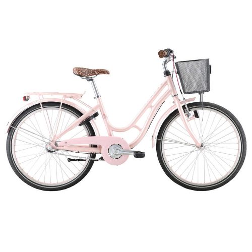 Rosa barncykel Monark Lill-Karin 3s i studiomiljö, 24 tums hjul, med korg fram och brunt mönstrat säte. Neutral bakgrund och mjuk belysning framhäver cykelns detaljer.