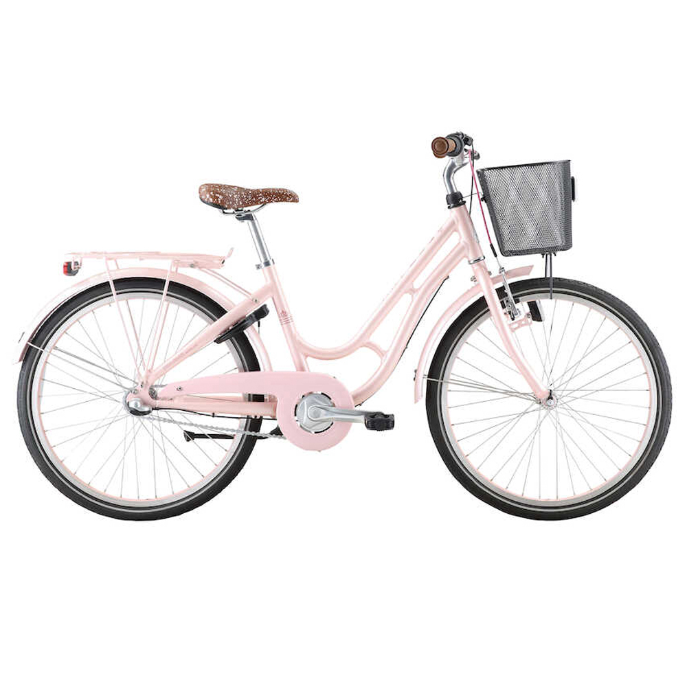 Barncykel Monark Lill-Karin 24 Rosalila 1 Rosa barncykel Monark Lill-Karin 3s i studiomiljö, 24 tums hjul, med korg fram och brunt mönstrat säte. Neutral bakgrund och mjuk belysning framhäver cykelns detaljer.
