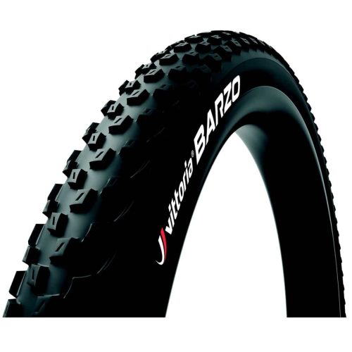 Svart Vittoria Barzo MTB-däck 27,5" med tydliga mönsterdetaljer och "Vittoria Barzo" tryckt i vitt. Stämningsfull belysning framhäver däcket mot en ljus bakgrund.