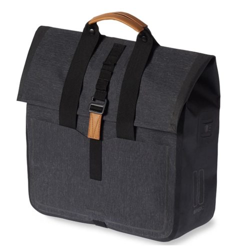 Cykelväska Basil Urban Dry Singel Bag (25L) är en mörkgrå rektangulär budväska med handtag i solbrunt läder, spänne fram, två framfickor och en diskret logotyp på sidan.
