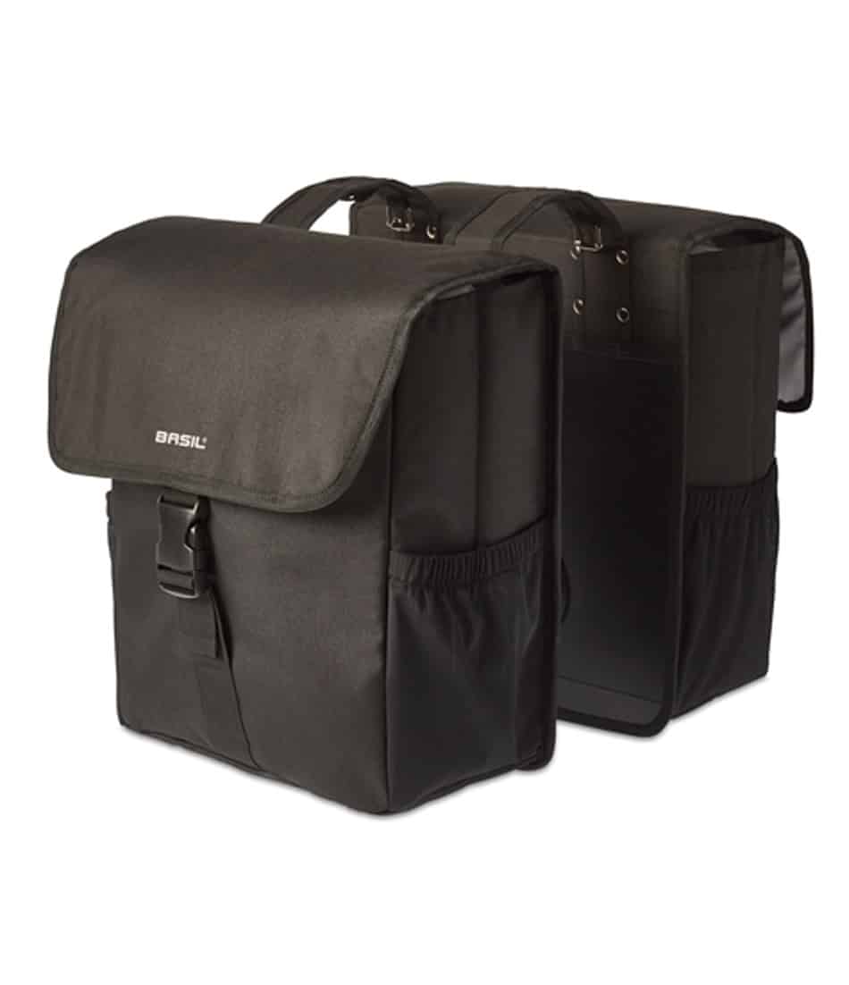 Basil-Go-DoubleBag-32L-Solid-Black.jpg Ett par svarta rektangulära Cykelväskor Basil Go Double 32 liter med klaffstängning, sidofickor och bärhandtag upptill visas sida vid sida mot en vit bakgrund. Varumärket "Basil" finns på de främre flikarna.