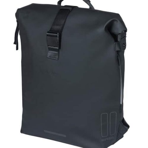 Basil Soho Nordlicht 17L är en svart rullryggsäck med bärhandtag upptill, centralt spänne, dragkedja på sidan, subtilt varumärke och en minimalistisk vattentät design.