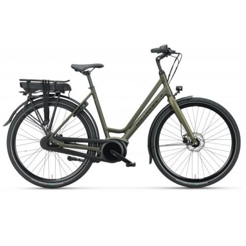 En grön, genomgående elcykel med bakmonterat batteri, svarta skärmar, upprätt styre samt fram- och bakljus, sedd från sidan mot en vit bakgrund.