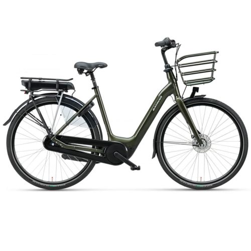 En grön elcykel med genomgående ram, bakre batteri, svarta skärmar och en trådkorg fram. Cykeln är avbildad i profil mot höger på en vit bakgrund.