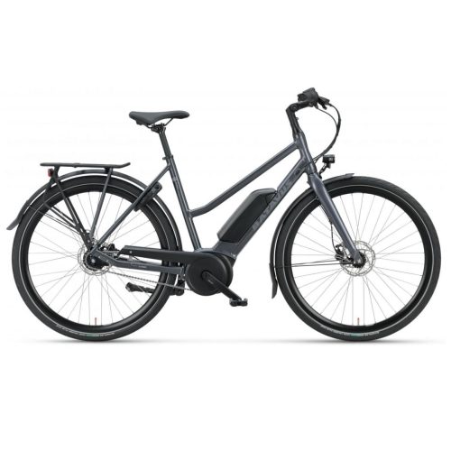 En svart elcykel med en genomgående ram, lasthållare bak, främre och bakre skärmar, upprätt styre och en mellandrivmotor med ett synligt batteri monterat på ramen.
