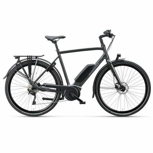 En svart elcykel med centralt batteri, rakt styre, lasthållare bak, fram- och bakskärmar samt skivbromsar, visad i sidoprofil mot en vit bakgrund.