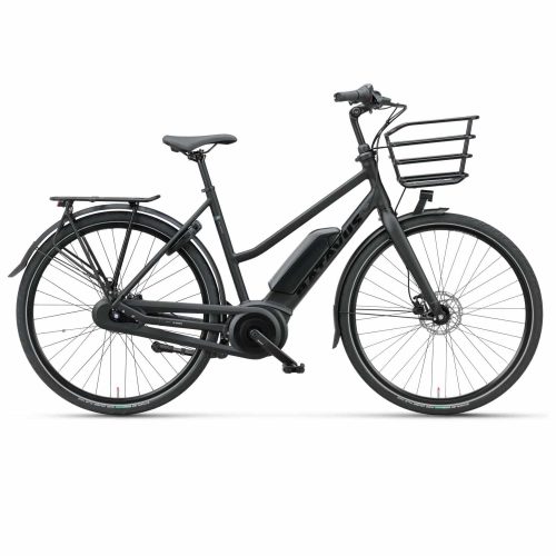 En svart elcykel med genomgående ram, pakethållare fram och bak samt stänkskärmar, visad i profil mot en vit bakgrund.