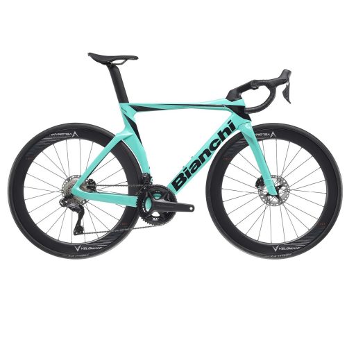 Denna racer, en Bianchi Oltre Comp Ultegra Di2 i den klassiska celeste-färgen, framträder med sin aerodynamiska design. Svart hjul och subtil belysning förstärker dess moderna utseende.