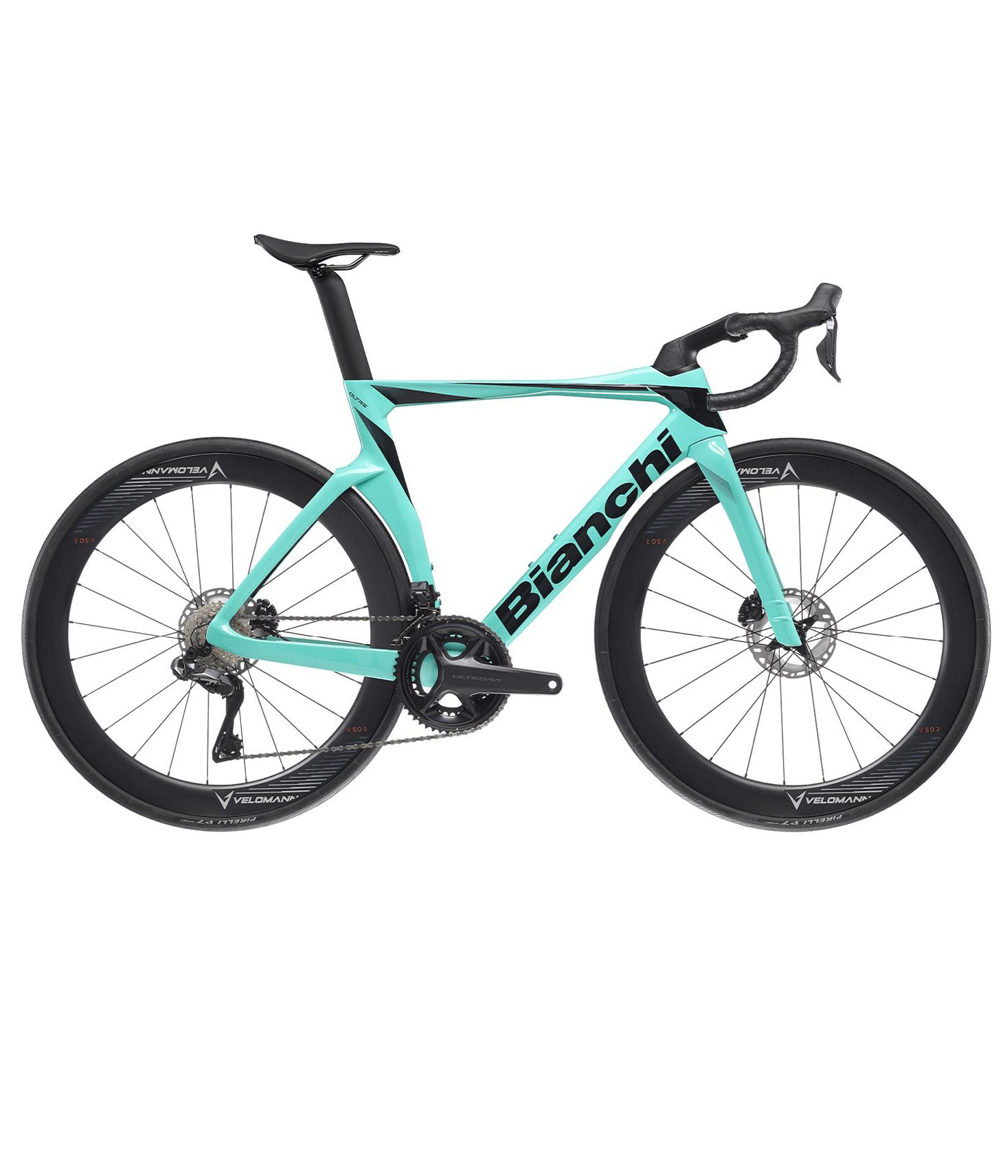 Bianchi-Oltre-Comp-Ult-di2-celest-24 Denna racer, en Bianchi Oltre Comp Ultegra Di2 i den klassiska celeste-färgen, framträder med sin aerodynamiska design. Svart hjul och subtil belysning förstärker dess moderna utseende.