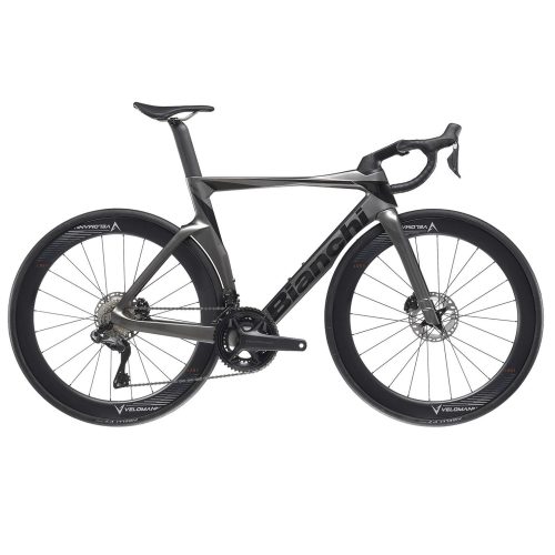 Den grå Bianchi Oltre Comp Ultegra Di2 landsvägscykeln visas i en studio. Ljuset framhäver cykelns aerodynamiska ram och kolfiberhjul. Fokus ligger på den eleganta designen.