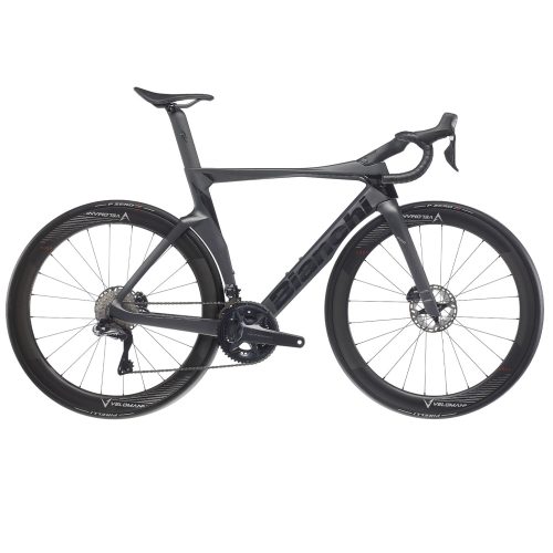 En svart Bianchi Oltre PRO racer med Ultegra Di2 visas i studioljus. Detaljerad bild av ram, hjul med Veloman-däck och integrerad design, perfekt för fart och precision.