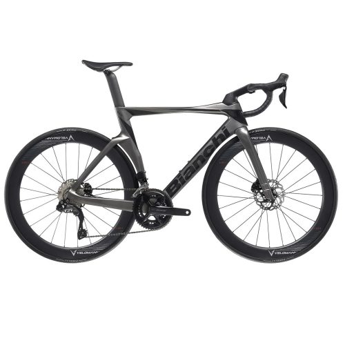 Bianchi Oltre Comp 105 Di2 racercykel i grått med kolfiberram och aerodynamisk design. Fokus på detaljer som Velomann hjulen och Pirelli däck under stark och professionell belysning.