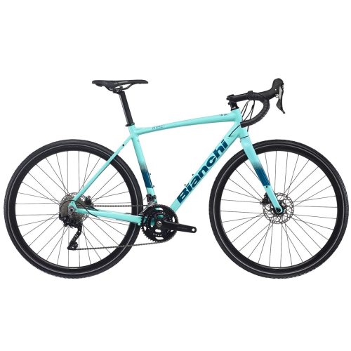 En Bianchi-cykel i ljusblå och mörkblå nyanser står mot en vit bakgrund. Cykeln har svarta däck och detaljer, med stark belysning som framhäver dess konturer.
