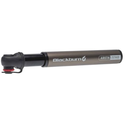 Cykelpumpen Blackburns Airstik 2stage minipump i en studiobild. Pumpen är grå med märkningen "Blackburn" och "Airstik 2stage". Ljuset är jämnt och detaljerna tydliga.