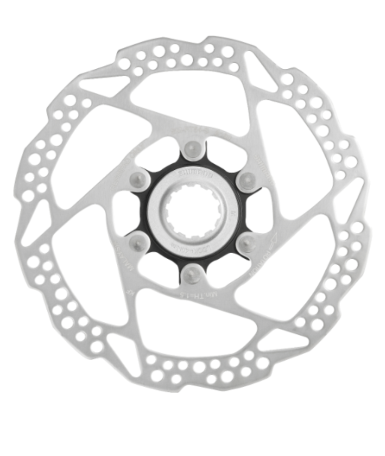 Bromsskiva Alivio SM-RT54 Detaljerad bild av en Shimano Alivio SM-RT54S bromsskiva, framhävd med Centerlock infästning. Skivan är silverfärgad med svarta detaljer i mitten. Ljusmiljön är ljus och fokuserad, visar tydligt produktens design.