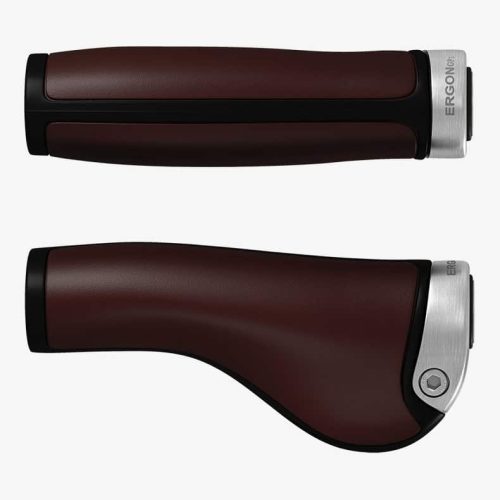 Ett par bruna Ergon GP-cykelhandtag med silverdetaljer, presenterade i en studie-liknande atmosfär, under jämn belysning som framhäver formen och materialets textur.