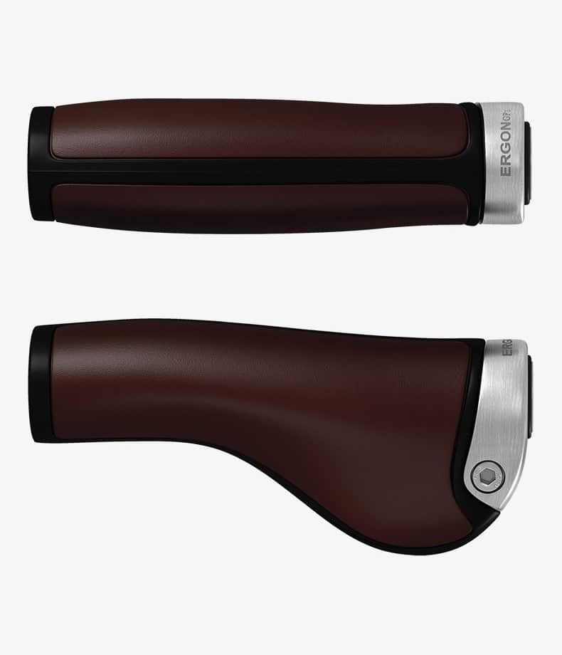 Brooks-Ergon-GP1-Brun.jpg Ett par bruna Ergon GP-cykelhandtag med silverdetaljer, presenterade i en studie-liknande atmosfär, under jämn belysning som framhäver formen och materialets textur.