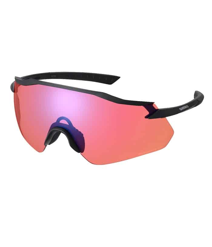 CE-EQNX4_OR.jpg Det svarta sportglasögonet Shimano Equinox 4 OR med rödtonade glas visas mot en vit bakgrund, framhävt av skarpt ljus som reflekteras i linserna.