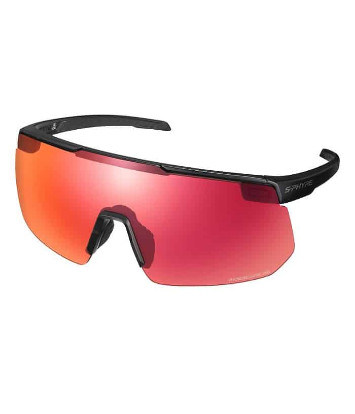 CE-SPHR2-RD.jpg Närbild av Shimano S-Phyre 2 RD glasögon med röda linser mot en ljus, neutral bakgrund. Detaljerad återgivning av form, material och textur i bra ljusförhållanden.