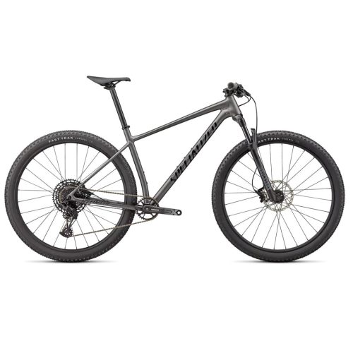 En mattsvart hardtail mountainbike med framfjädring, platt styre, knubbiga däck och en minimalistisk ramdesign visas mot en vit bakgrund.