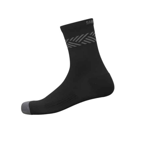 Shimano Original Ankle Sock är svart med grå tå och ett subtilt sicksackmönster nära toppen, tillverkad av smidigt, stretchigt material och visas mot en vanlig vit bakgrund.