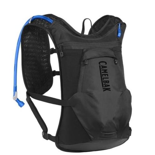 Detaljerad bild av en svart Camelbak Chase 8 väst med en 2-liters blåsa. Västen framträder i skarpt ljus mot en vit bakgrund, vilket framhäver dess design och textur.