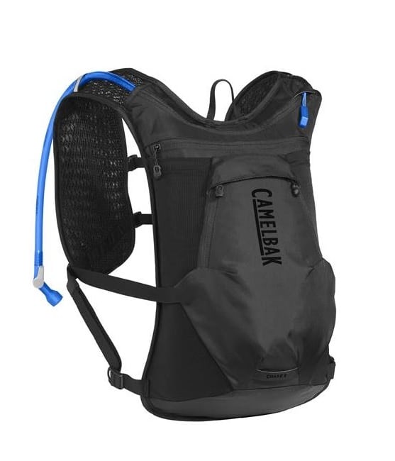 Camelbak-Chase-8-Vest.jpg Detaljerad bild av en svart Camelbak Chase 8 väst med en 2-liters blåsa. Västen framträder i skarpt ljus mot en vit bakgrund, vilket framhäver dess design och textur.