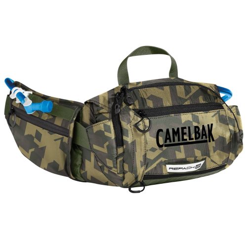 Camelbak Repack LR4 är en kamouflagemönstrad midjeväska med flera fack med dragkedja, en blå drickslang och ett litet topphandtag. "CAMELBAK" och "REP PACK" är tryckta på framfickan.