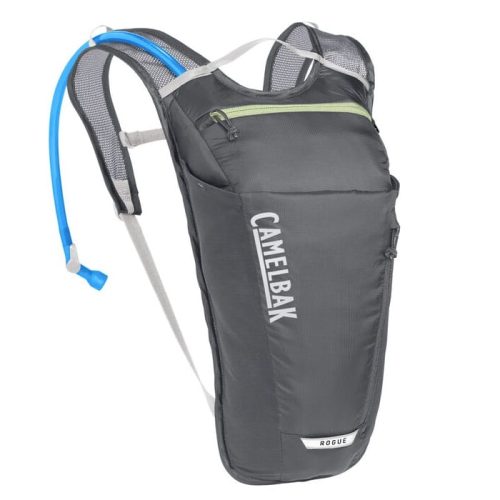 En Camelbak Womens Rogue Light-ryggsäck har en 2-liters vätskeblåsa, blå drickslang, ficka med dragkedja framtill, axelremmar i mesh och CamelBak-logotypen tryckt vertikalt på framsidan.