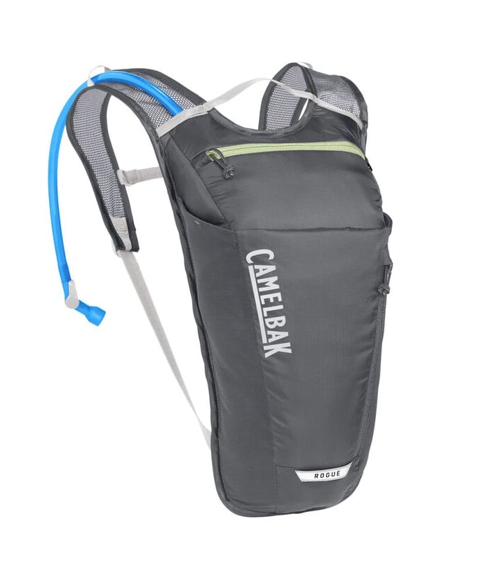Camelbak-Womens-Rouge-Light.jpg En Camelbak Womens Rogue Light-ryggsäck har en 2-liters vätskeblåsa, blå drickslang, ficka med dragkedja framtill, axelremmar i mesh och CamelBak-logotypen tryckt vertikalt på framsidan.
