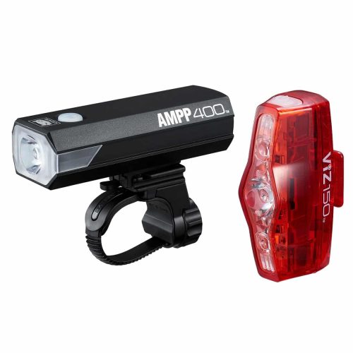 En svart rektangulär Cat Eye Ampp 400 framlampa och en röd genomskinlig Viz 150 baklampa, båda med monteringsfästen, ingår i Lampset Cat Eye Ampp 400/Viz 150 USB-laddningsset.