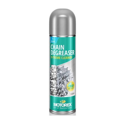 Motorex Chain Degreaser X-treme spray i 500 ml flaska. Stark belysning framhäver flaskans metalliska detaljer och produktinformationen, vilket ger ett rent och professionellt intryck.
