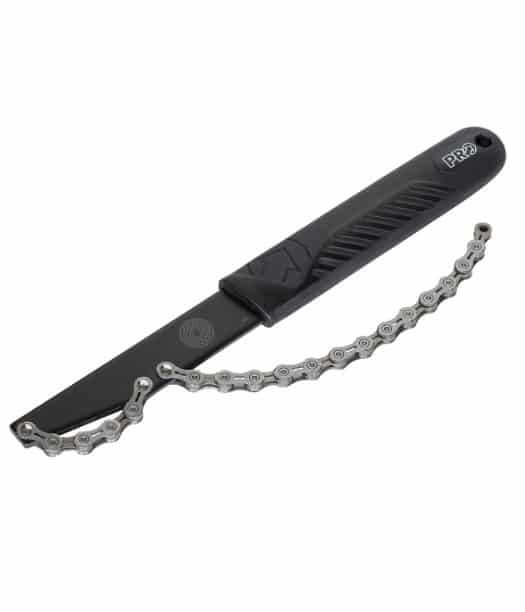 Chainwhip.jpg En detaljerad bild av en PRO kedjepiska för 9-11 växlar. Verktyget är svart med en silverfärgad kedja, fotograferat mot en ljus bakgrund, vilket framhäver detaljerna i både verktyget och kedjan.