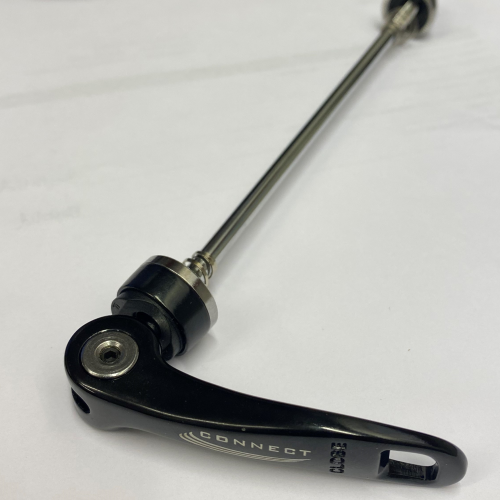 En detaljerad bild av en Connect Quick Release Titan hjulaxel, avsedd för MTB/135 mm. Stången är i silver mot en ljus bakgrund och tydlig text på den svarta snabbkopplingen.