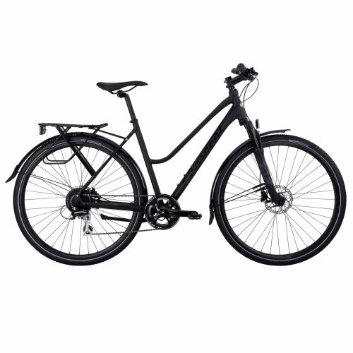 En svart hybridcykel med genomgående ram, platt styre, fram- och bakskärmar, lasthållare bak och framgaffel med fjädring, sedd från sidan mot en vit bakgrund.
