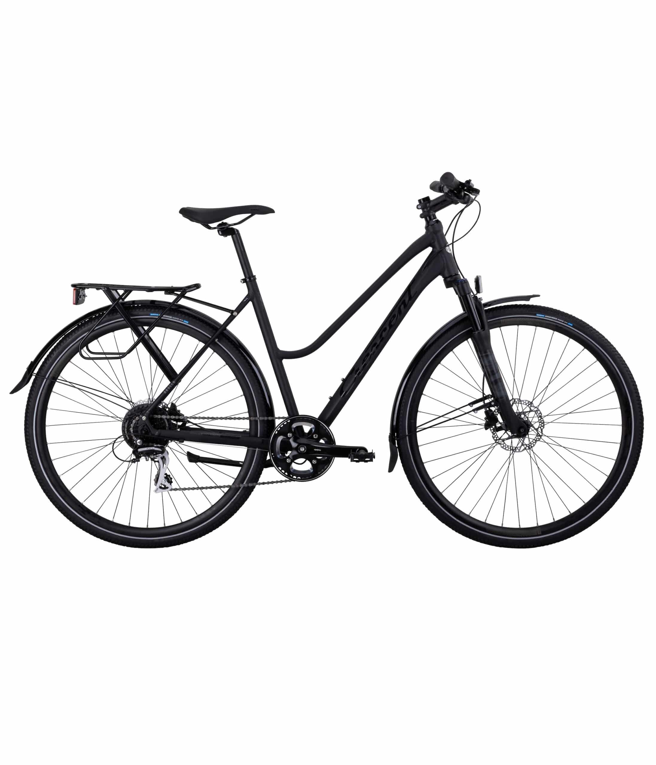 Crescent-Akulla-2022-scaled-1.jpg En svart hybridcykel med genomgående ram, platt styre, fram- och bakskärmar, lasthållare bak och framgaffel med fjädring, sedd från sidan mot en vit bakgrund.
