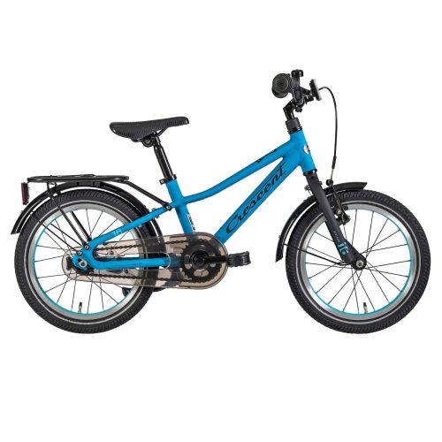 En blå barncykel med svart styre, svart sadel, pakethållare bak, stänkskärmar fram och bak samt ett genomskinligt kedjeskydd, mot en vit bakgrund.