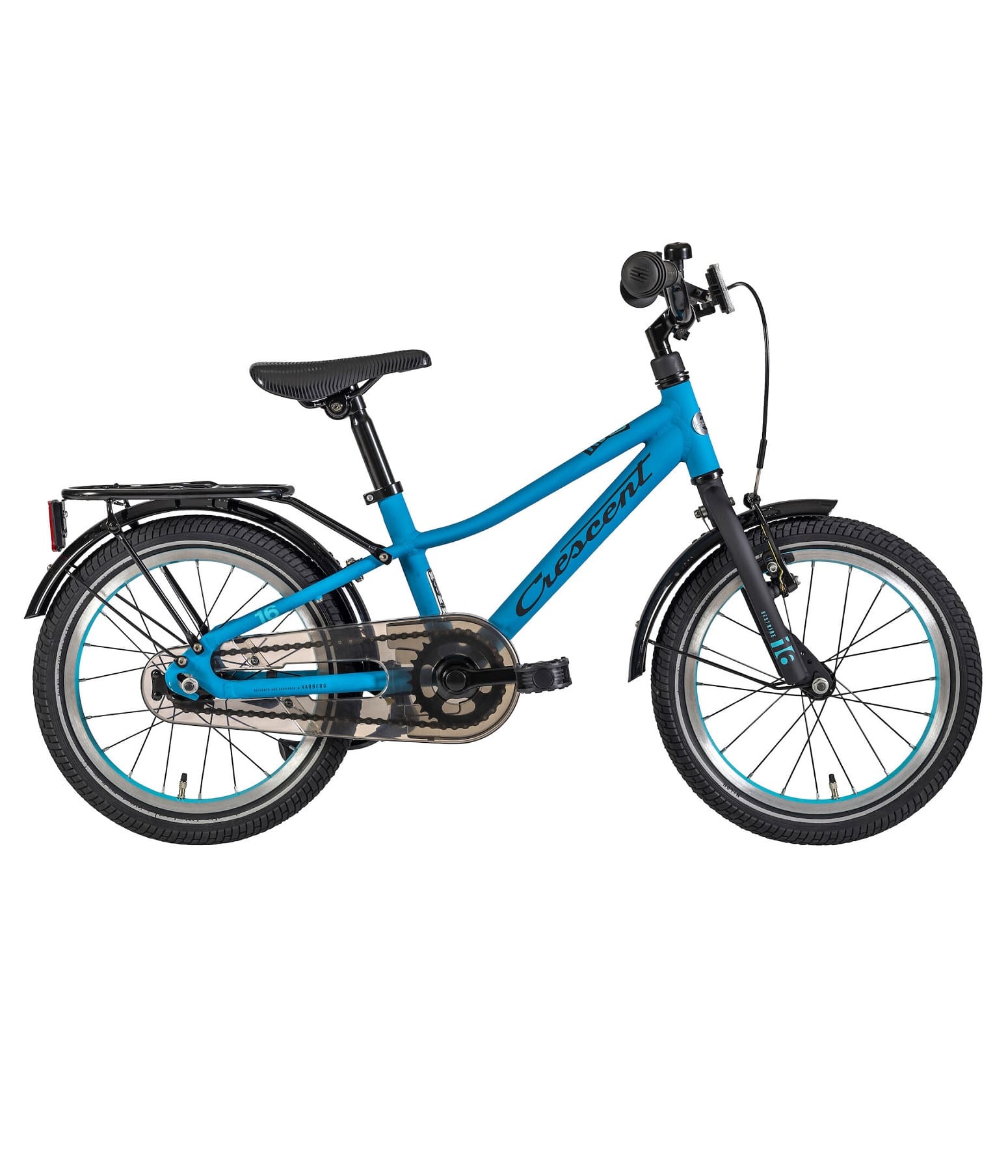 Crescent-Gorn-Blue.jpg En blå barncykel med svart styre, svart sadel, pakethållare bak, stänkskärmar fram och bak samt ett genomskinligt kedjeskydd, mot en vit bakgrund.